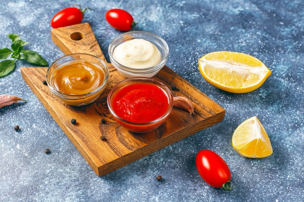 Ketchup maison, moutarde et sauce mayonnaise.