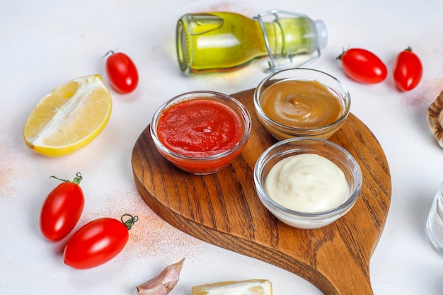 Ketchup maison, moutarde et sauce mayonnaise.