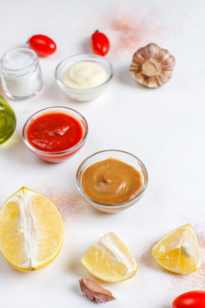 Ketchup maison, moutarde et sauce mayonnaise.