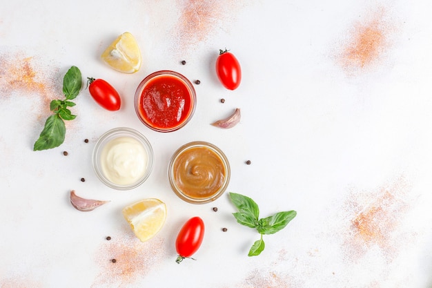 Ketchup maison, moutarde et sauce mayonnaise.