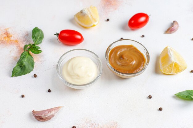 Ketchup maison, moutarde et sauce mayonnaise.