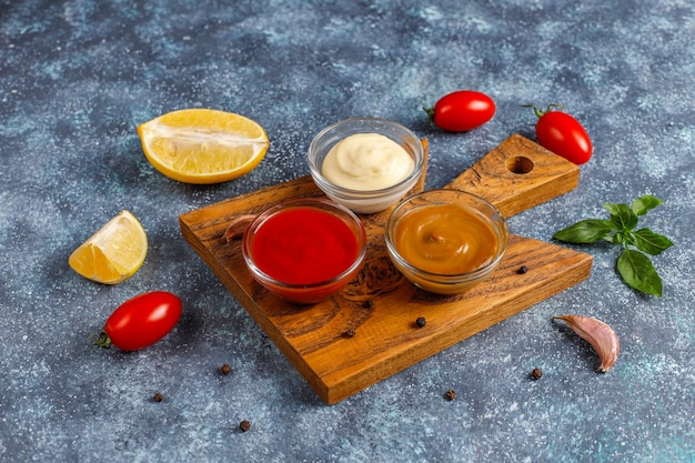 Photo gratuite ketchup maison, moutarde et sauce mayonnaise.