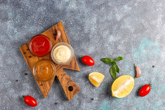 Ketchup maison, moutarde et sauce mayonnaise.