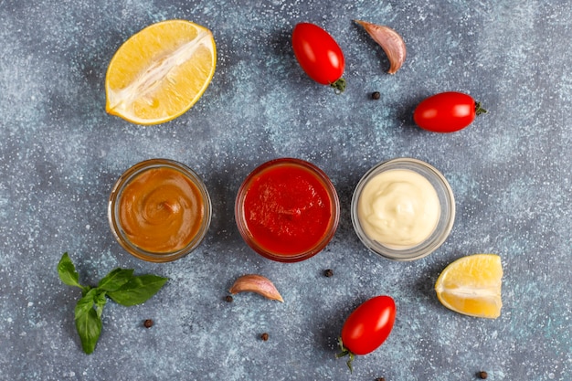 Ketchup maison, moutarde et sauce mayonnaise.