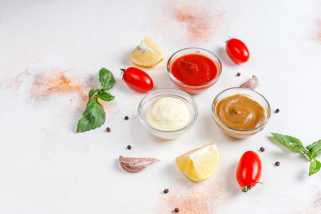 Ketchup maison, moutarde et sauce mayonnaise.