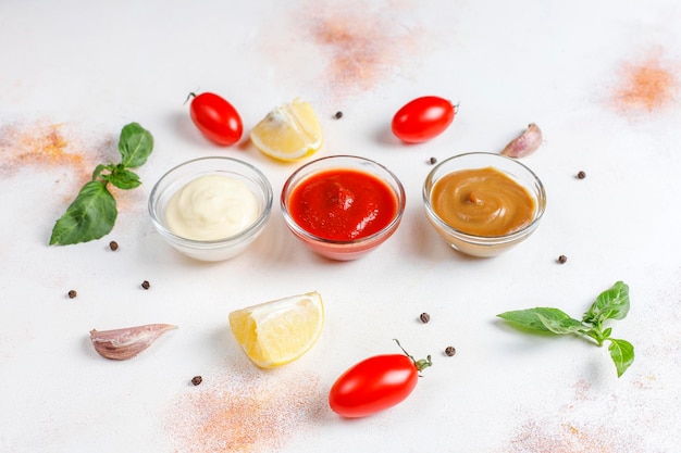 Photo gratuite ketchup maison, moutarde et sauce mayonnaise.