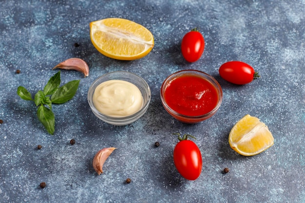 Ketchup maison, moutarde et sauce mayonnaise.