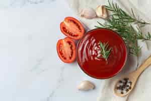 Photo gratuite ketchup ou sauce tomate à la tomate fraîche