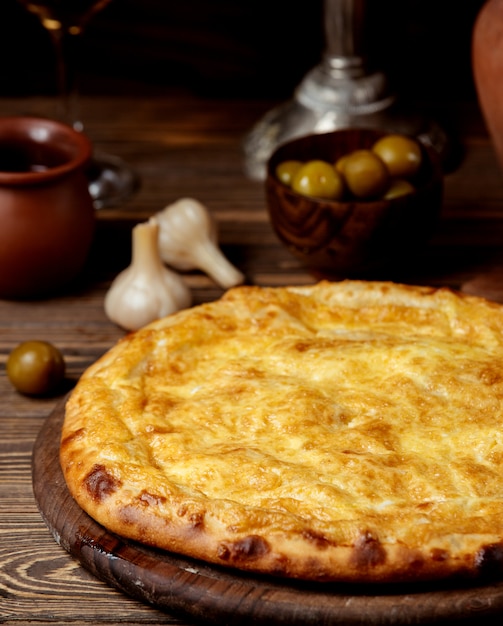 Photo gratuite khachapuri au fromage traditionnel sur la table