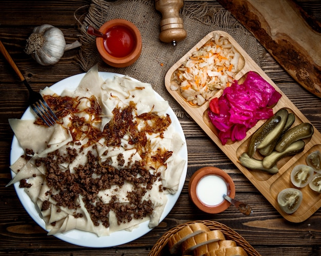 khinkali avec divers cornichons