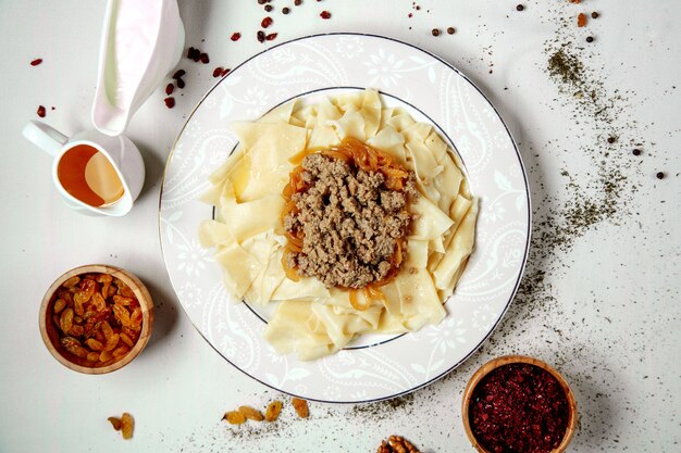 Khinkali feuillu traditionnel azéri avec de la viande frite farcie