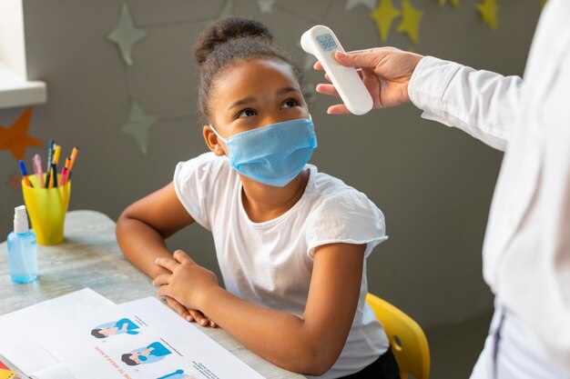 Kid attend que l'enseignant prenne sa température