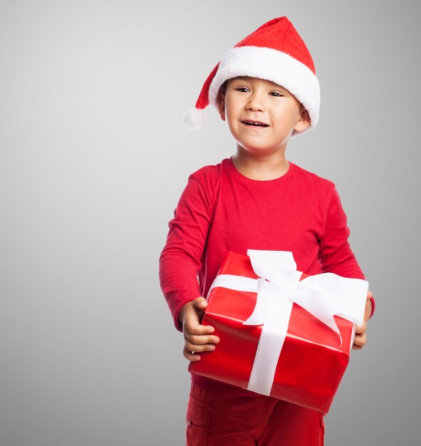 Kid avec un cadeau rouge