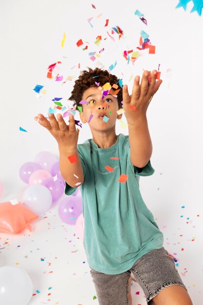 Photo gratuite kid coup moyen avec des confettis
