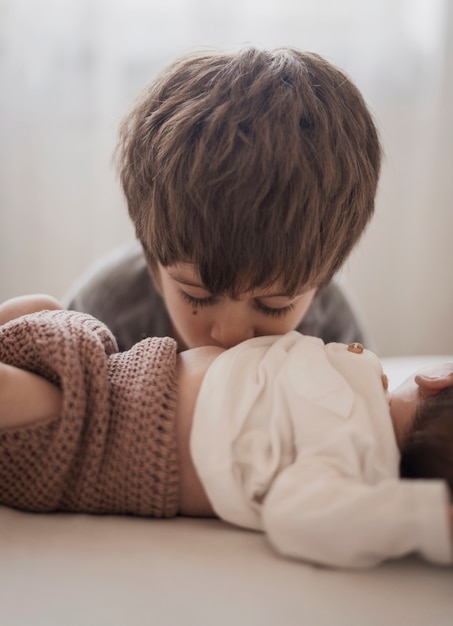 Photo gratuite kid embrasser son petit frère