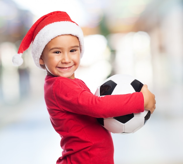 kid Enthousiaste tenant son ballon avec fond flou