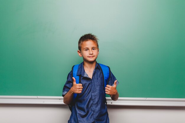 Kid faisant des gestes en classe