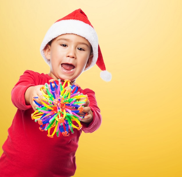 Kid avec un jouet