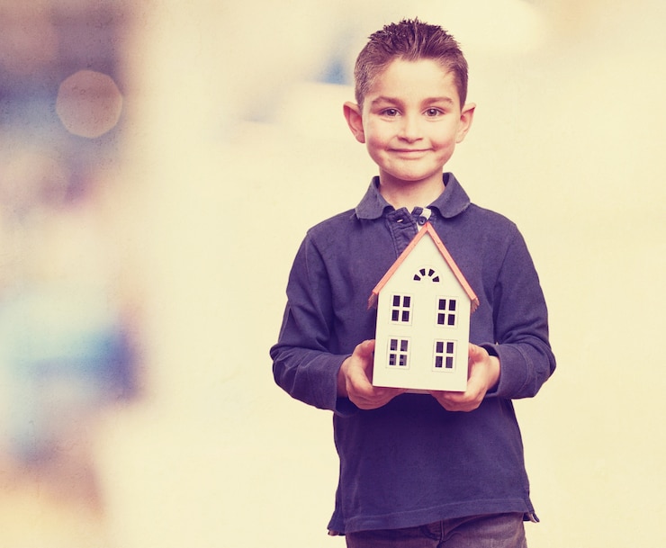 Photo gratuit kid avec une maison