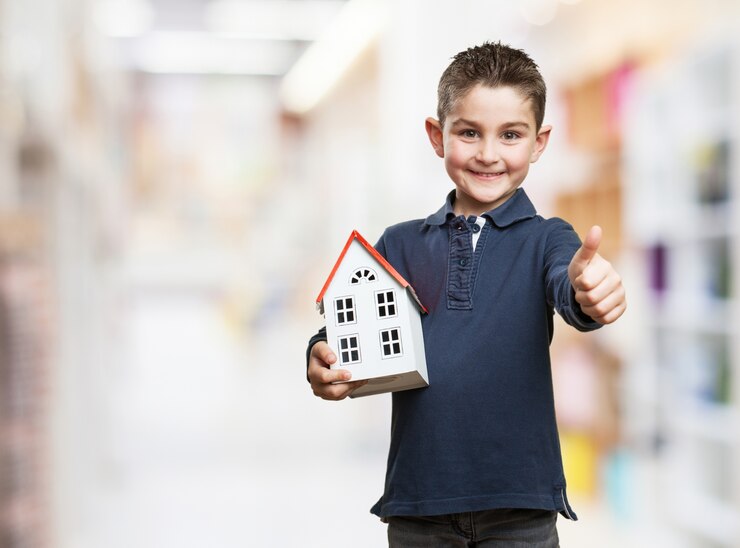 Photo gratuit kid avec une maison