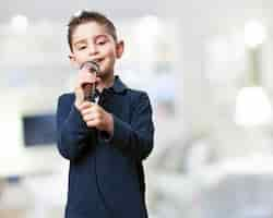 Photo gratuite kid avec un microphone