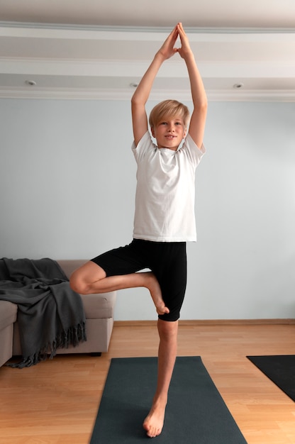 Kid plein coup debout sur une jambe