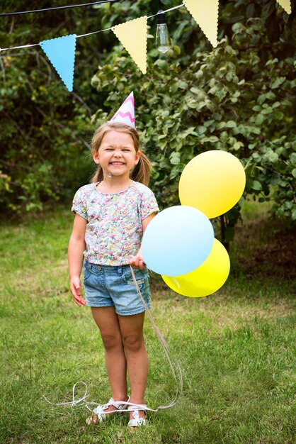 Kid profiter de la fête dans la cour