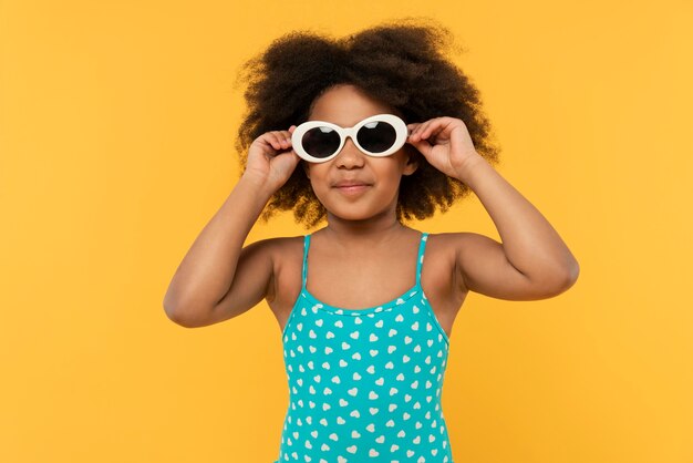 Kid s'amusant dans un studio d'été