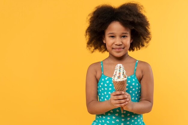 Kid s'amusant dans un studio d'été