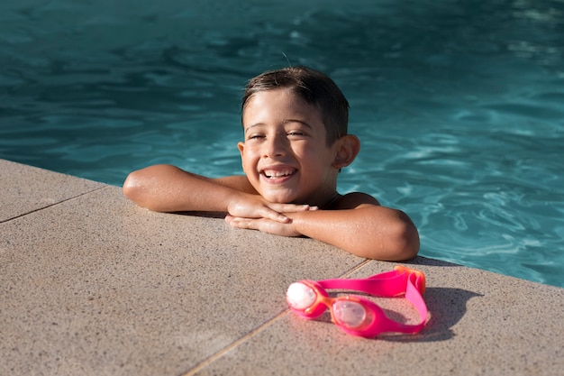 Kid smiley coup moyen dans la piscine