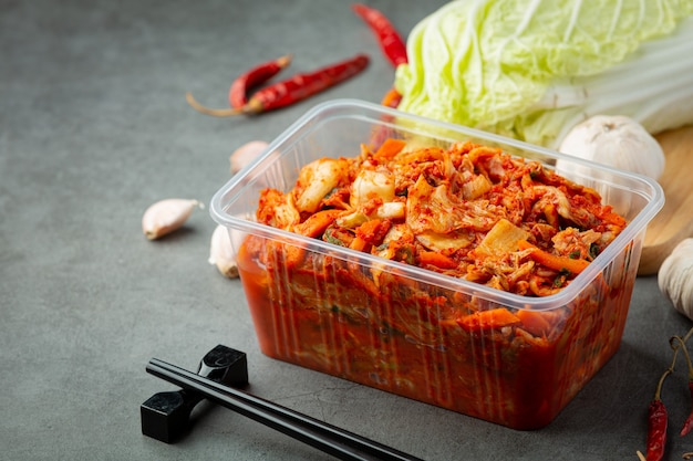 kimchi prêt à manger dans une boîte en plastique