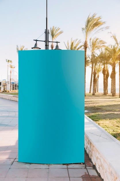 Un kiosque publicitaire vide sur le trottoir