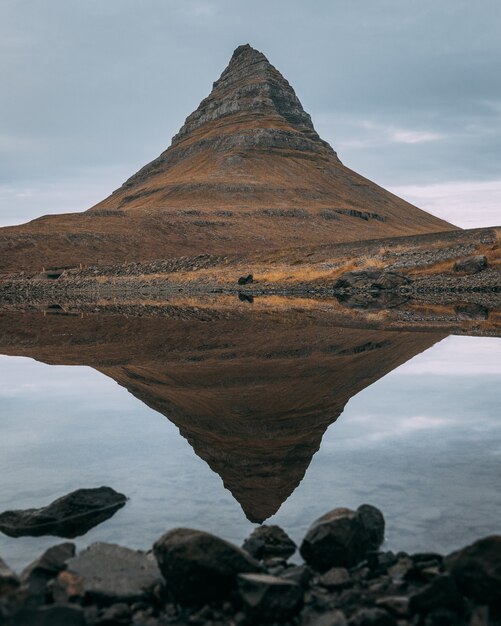 Kirkjufell Mountain près du parc national de Snaefellsjokull, l'Islande reflétée dans le lac