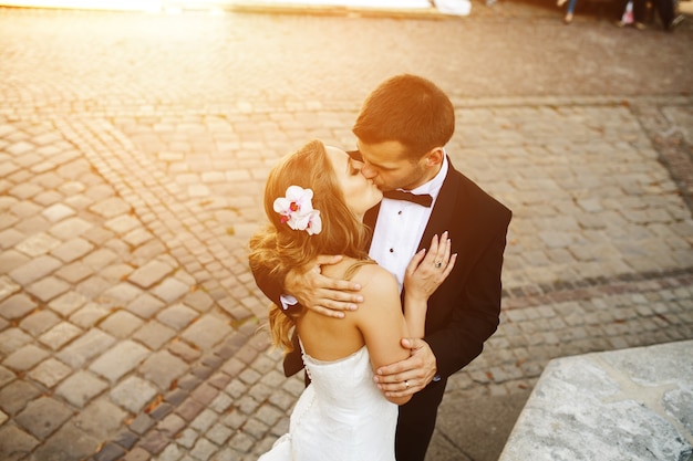 Photo gratuite kissing just married