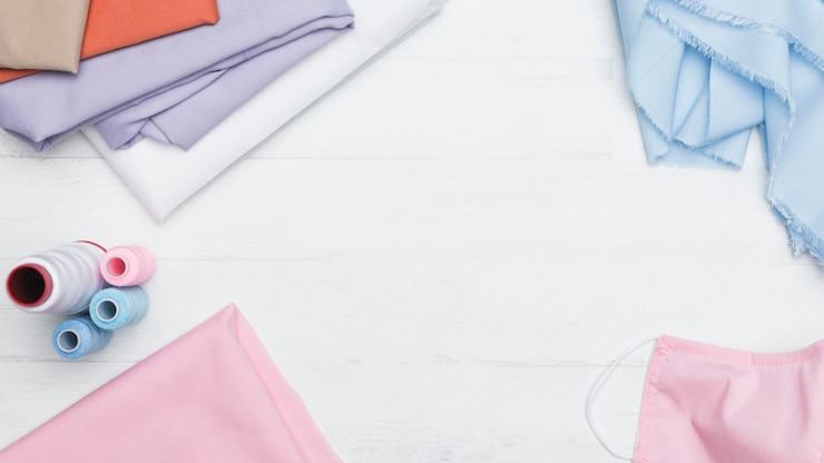 Photo gratuit kit de couture pour un espace de copie de masque en tissu rose