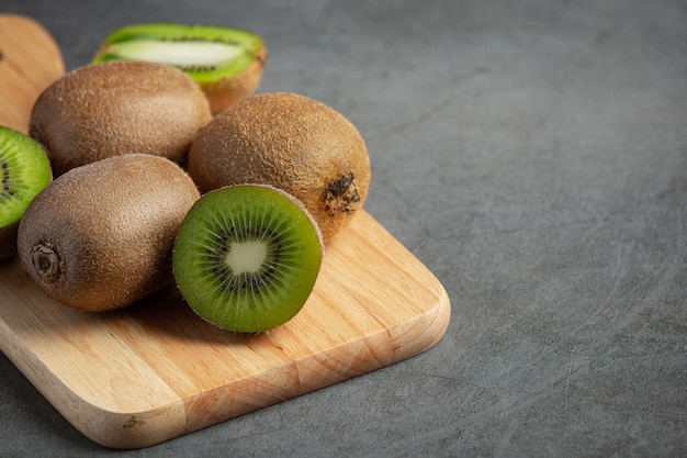 Kiwi frais, coupé en deux, mis sur une planche à découper en bois