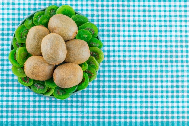 Kiwi Frais Dans Une Assiette Avec Plat Kiwi Séché Poser Sur Un Fond De Tissu De Pique-nique