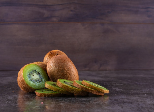 Kiwi frais sur une surface sombre