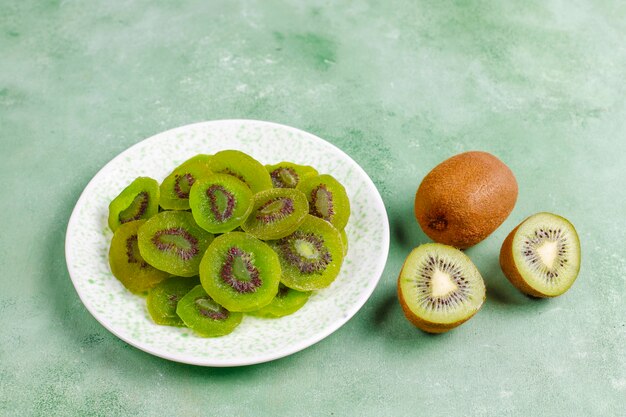 Kiwi maison séché avec du kiwi frais.