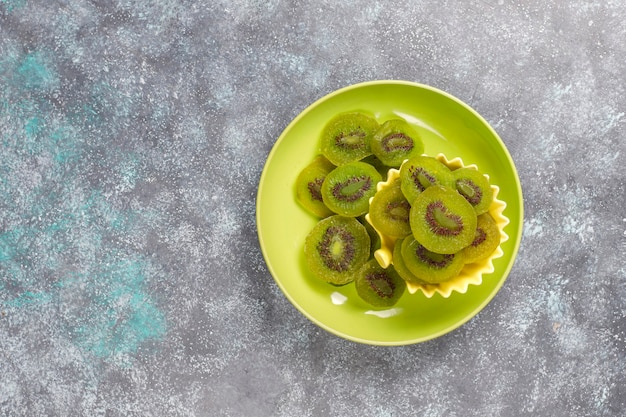 Photo gratuite kiwi maison séché avec du kiwi frais.