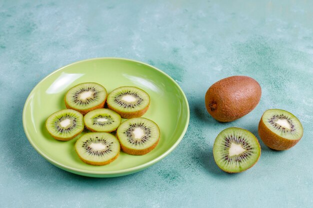 Kiwi maison séché avec kiwi frais.