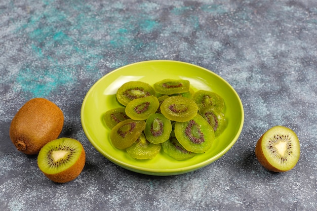 Photo gratuite kiwi maison séché avec kiwi frais.