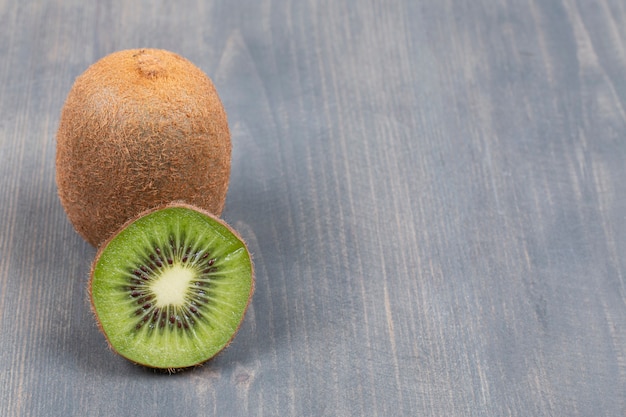 Kiwi Mûr Et Tranche Sur Une Surface En Bois