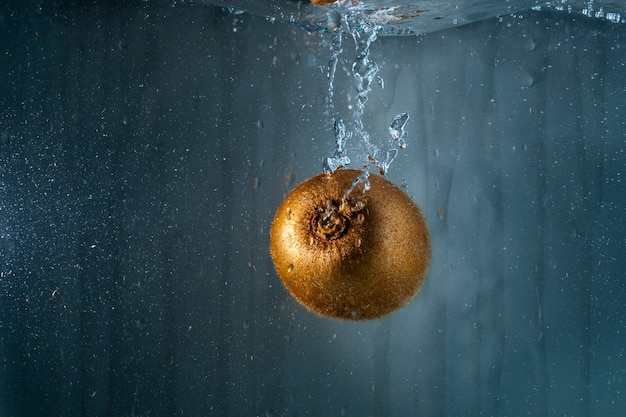 Kiwi savoureux immergé dans l&#39;eau