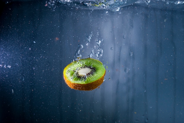 Kiwi tomber dans l&#39;eau