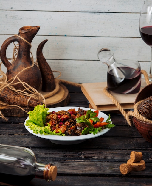 Photo gratuite kofte turc avec de la viande et des herbes sur une table rustique.