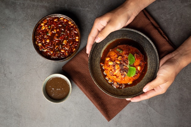 Krathon sucré avec des collations thaïlandaises à la sauce de poisson sucrée.