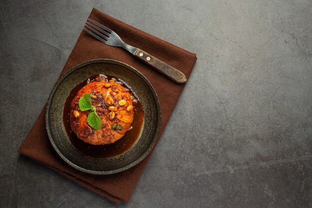 Krathon sucré avec des collations thaïlandaises à la sauce de poisson sucrée.