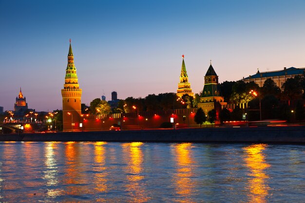 Kremlin de Moscou dans la nuit