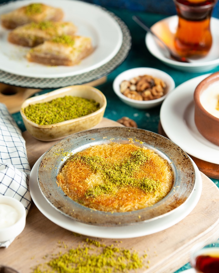Photo gratuit kunefe traditionnel turc dans l'assiette